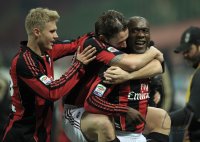 FUSSBALL SERIE A: (v. li.) JUBEL Cassano Antonio auf Clarence Seedorf (AC Mailand)