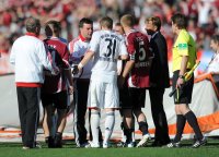 Fussball 1. Bundesliga : Nach dem Spiel bekommt Arjen Robben (NICHT AUF DEM BILD, FC Bayern Muenchen) von Schri Knut Kircher  die ROTE KARTE