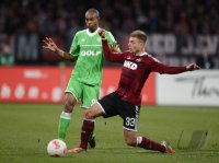 Fussball 1. Bundesliga, Saison 2012/2013: Naldo (li, VfL Wolfsburg) gegen Alexander Esswein (1 FC Nuernberg)