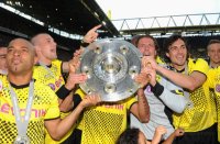 Fussball 1. Bundesliga :  Dede, Kevin Grosskreutz, Torwart Roman Weidenfeller, Mats Julian Hummels  (v. li., Borussia Dortmund)jubeln mit Schale