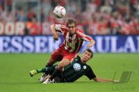 Fussball 1. Bundesliga Saison 2010/2011: Philipp Lahm (li, FC Bayern Muenchen) gegen Mario Mandzukic (re, VfL Wolfsburg)