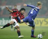 Fussball UCL: Mailand - Schalke, Zweikampf