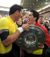 Fussball 1. Bundesliga :  Lucas Barrios, Nuri Sahin (v. li., Borussia Dortmund) jubel mit Schale