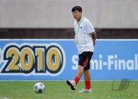 FUSSBALL INTERNATIONAL: Trainer Kim Jong Hun (Nordkorea)